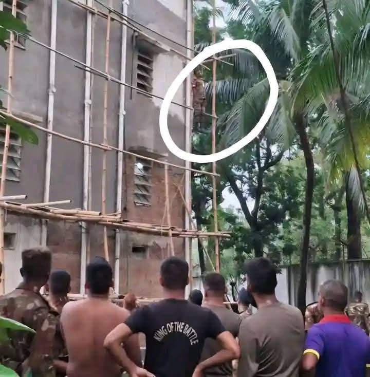 ঝুলতে বাংলাদেশের সেনাবাহিনী। ঝুলতেছে বাংলাদেশ। 
এর সোনার বাংলাদেশ 🇧🇩🇧🇩🇧🇩