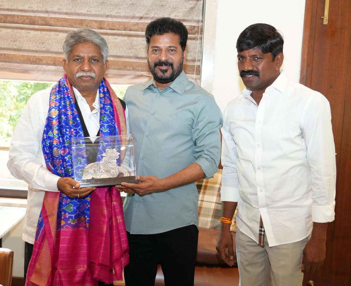 revanth_anumula's tweet photo. ఎమ్మార్పీఎస్ వ్యవస్థాపక అధ్యక్షుడు
సోదరుడు పద్మశ్రీ మందకృష్ణ మాదిగ గారు
మర్యాదపూర్వకంగా కలిశారు.

పద్మశ్రీ అవార్డు అందుకున్న సందర్భంగా
వారిని అభినందించాను. https://t.co/ujDoiwkNcZ