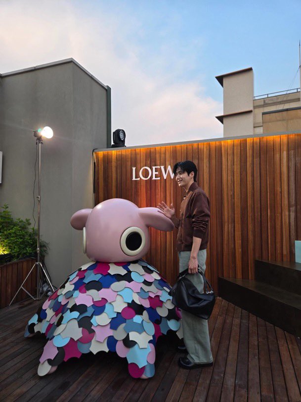 seonhocorndog's tweet photo. SEONHO__KIM IG UPDATE!!😍😍😍😍😍

“#AD #LOEWE”

cuteeee!!!🫠🫠🫠🫠🫠 https://t.co/ZPvxHoq0kA