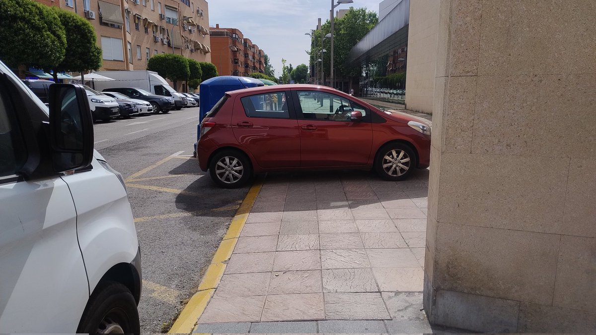 Entre la fata de civismo de algunos ciudadanos y el poquísimo control de la <a href="/policiapinto/">Policía Local Pinto</a> , cada vez es más difícil pasear por #Pinto.
Ahora mismo en la c/Sevilla.

<a href="/AytoPinto/">Ayuntamiento de Pinto</a> <a href="/popularespinto/">Populares de Pinto</a>
<a href="/psoepinto/">PSOE PINTO /♥️🏳️‍🌈💜</a> <a href="/PintoAvanza/">Pinto Avanza</a> <a href="/masmadridpinto/">Más Pinto</a> <a href="/VOX_Pinto1/">VOX Pinto</a>
#UnidasPintoPodemo