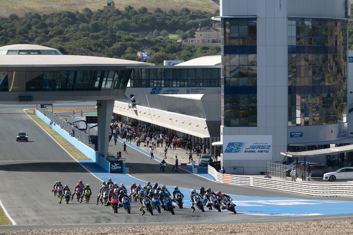 FIM JuniorGP starts at 9.45am on TNT Sports Bikes &amp; youtube. 

6 Races on the day including two from the feature class. 

youtube.com/live/RQaIGrKxQ…

#MotoGP #JuniorGP
