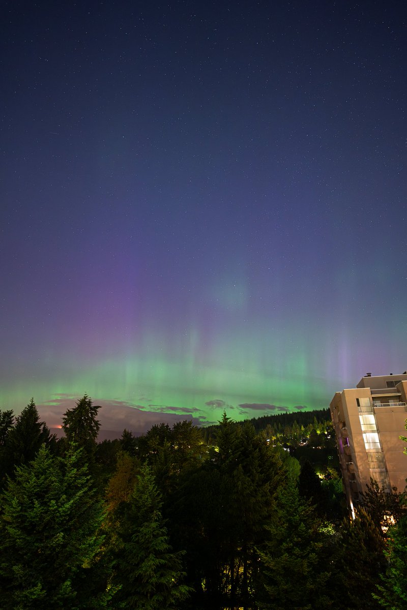 ImJakeRacer's tweet photo. Northern lights over Burnaby Mountain, B.C https://t.co/fvQB8L981B