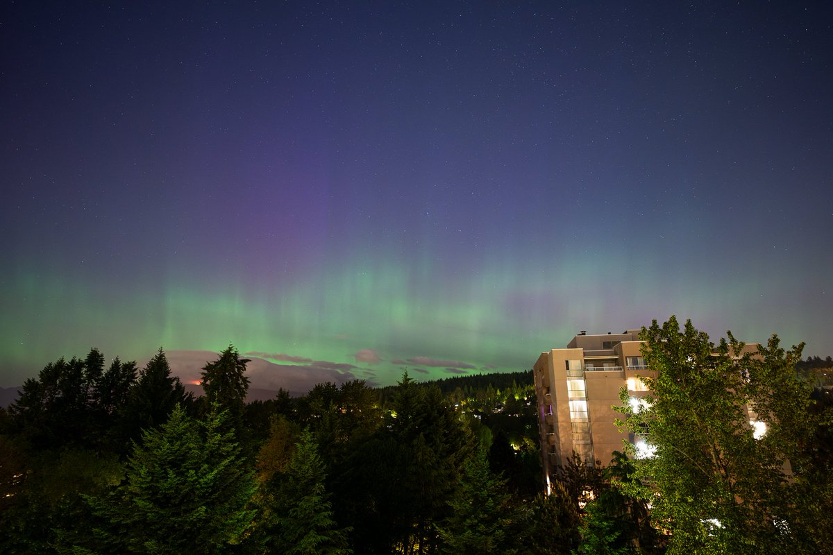 ImJakeRacer's tweet photo. Northern lights over Burnaby Mountain, B.C https://t.co/fvQB8L981B