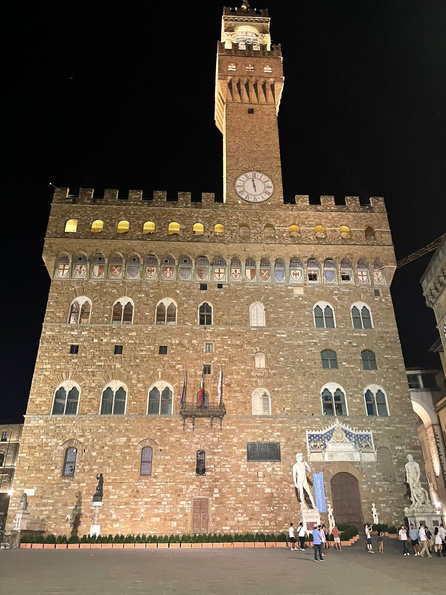 EOI_san_fer's tweet photo. En el último día de formación los participantes vieron la iglesia de santíssima annunziata.
Luego fueron a dar una vuelta por el Chianti, donde vieron 2 bodegas de vino.
Terminaron visitando una iglesia donde se encuentra la capilla Medici donde está enterrada toda la familia. https://t.co/QbH3D06Vrd