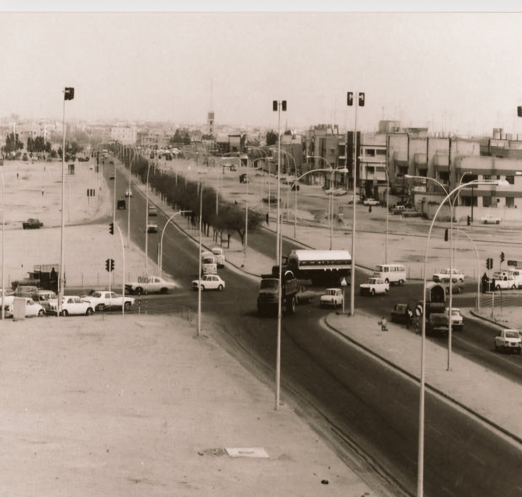 احدى التقاطعات المرورية فى احد  مناطق الكويت عام ١٩٧٢