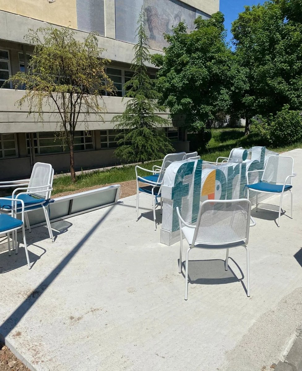 çevreye, doğaya verdikleri zararı geçtim kampüsün görsel bütünlüğünü öyle bir bozmuş ki insan durup "abi biz napıyoruz bu ucube şeyleri niye koyuyoruz" diye bir düşünür. rant ve kâr hırsı için çimlere beton dökmüşler, bize de florida coffee'yi BOYKOT etmek düşer.