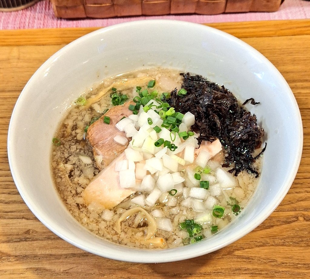 sakurai9070's tweet photo. 茨城県 取手市 野々井 1582-8

中華蕎麦 はざま

限定【背脂煮干そば】~平打ち手揉み麺~

11時20分到着で7人待ちに接続🤤
ほんのりビターなクリアSOUPに
背脂のコクが合わさって超舌美味😋
背脂が甘くて馬鹿ウマい💘
ご馳走様でした🙏
#ラーメン #無化調 #手揉み麺
#茨城県 #取手市 #中華蕎麦 #はざま https://t.co/OcEOOz6SSw