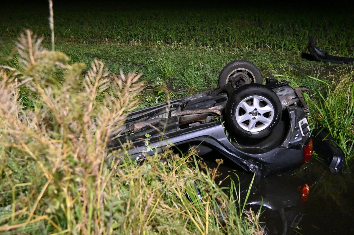 Auto op z'n kop in sloot