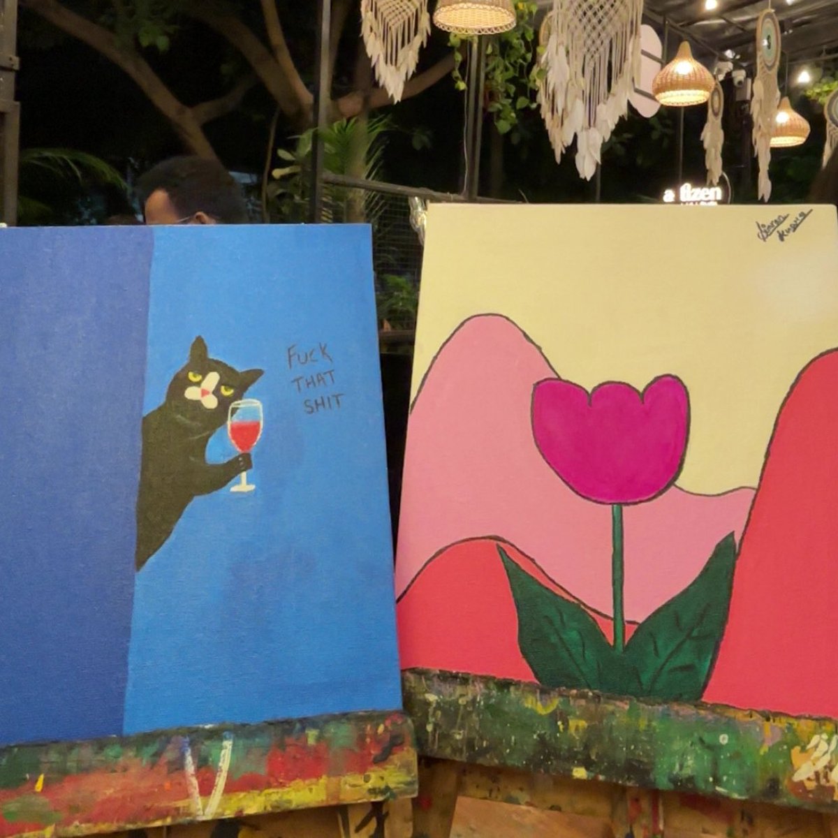 ilanos__'s tweet photo. When two people with entirely different personality goes to a art cafe together ✨ https://t.co/bVTcJpAOJl