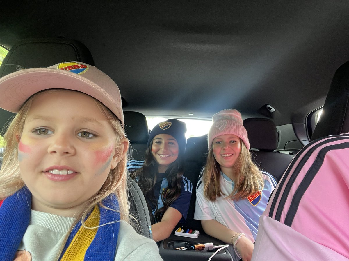 På väg till Halmstad med den yngre generationen! E4 ä:an är full av bilar med DIF i.