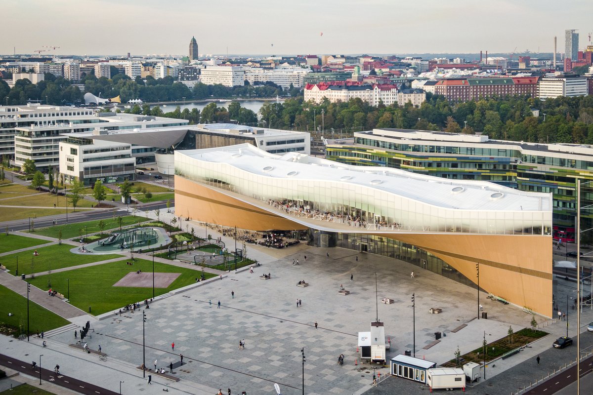 Matimandrade's tweet photo. Uno de los edificios más impresionantes de Helsinki es su Biblioteca Central llamada "Oodi", inaugurada en diciembre de 2018. Oodi es un espacio público urbano no comercial que está abierto a todo el mundo, frente al Parlamento. Impacta su diseño y funcionalidad 1/3 https://t.co/XD8ZGx2UpB