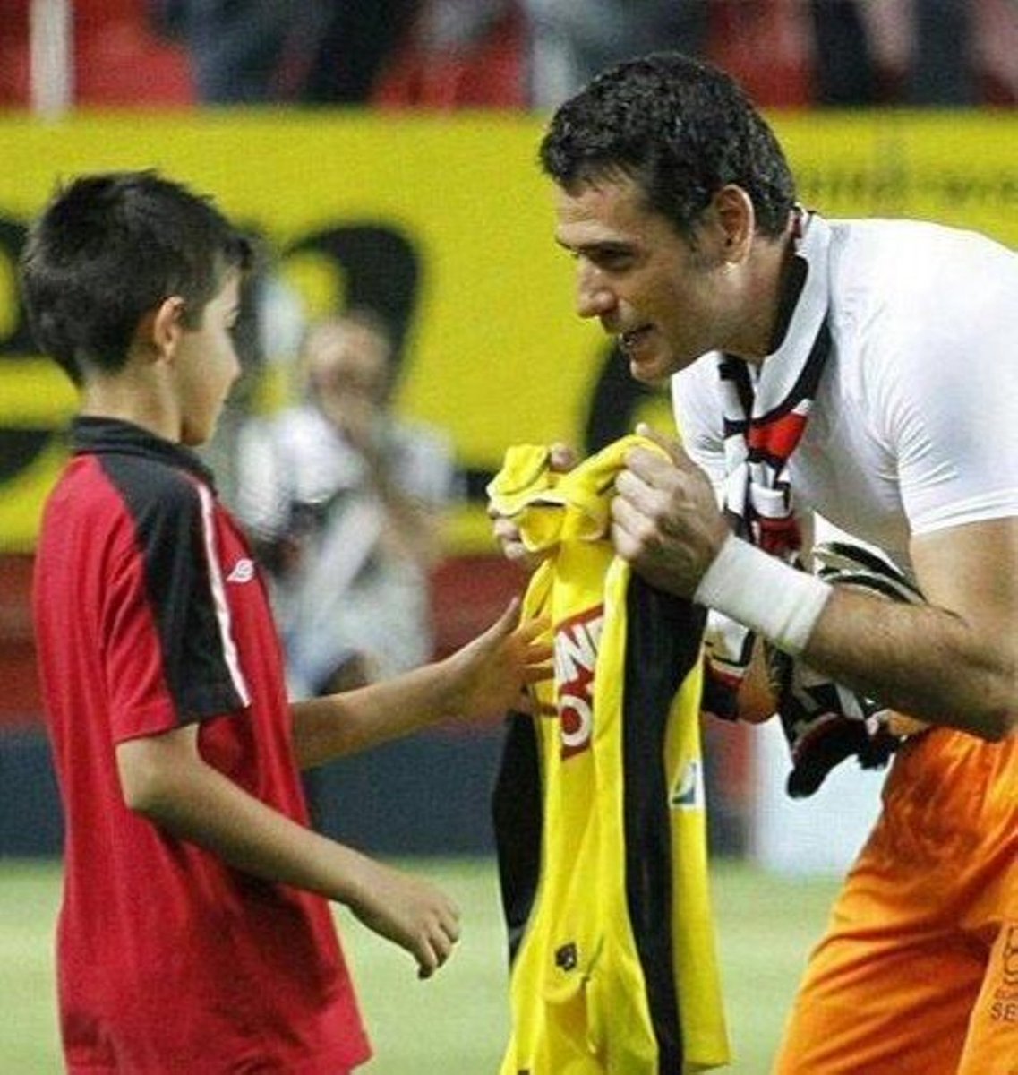 Peña Sevillista "Andrés Palop" (@psandrespalop) on Twitter photo Doce años del último partido de Palop con nuestro Sevilla FC. Doce años de esta imagen, de este "relevo". 
Doce años después <a href="/Palop1/">Andrés Palop ©️</a> sigue siendo un señor y el mejor portero de nuestra historia, y el chaval <a href="/Albertofl_1/">Alberto</a> dejó de ser promesa para ser una realidad. Doce años del último partido de Palop con nuestro Sevilla FC. Doce años de esta imagen, de este "relevo". 
Doce años después <a href="/Palop1/">Andrés Palop ©️</a> sigue siendo un señor y el mejor portero de nuestra historia, y el chaval <a href="/Albertofl_1/">Alberto</a> dejó de ser promesa para ser una realidad.