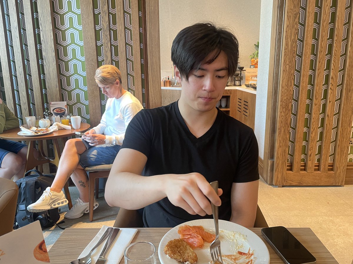 thpicy's tweet image. English breakfast is a solid 7/10.
Great sausages and baked beans!
I don’t understand the point of roasting a tomato.
@pandoks_ says it’s a 5 and that I’m being too nice