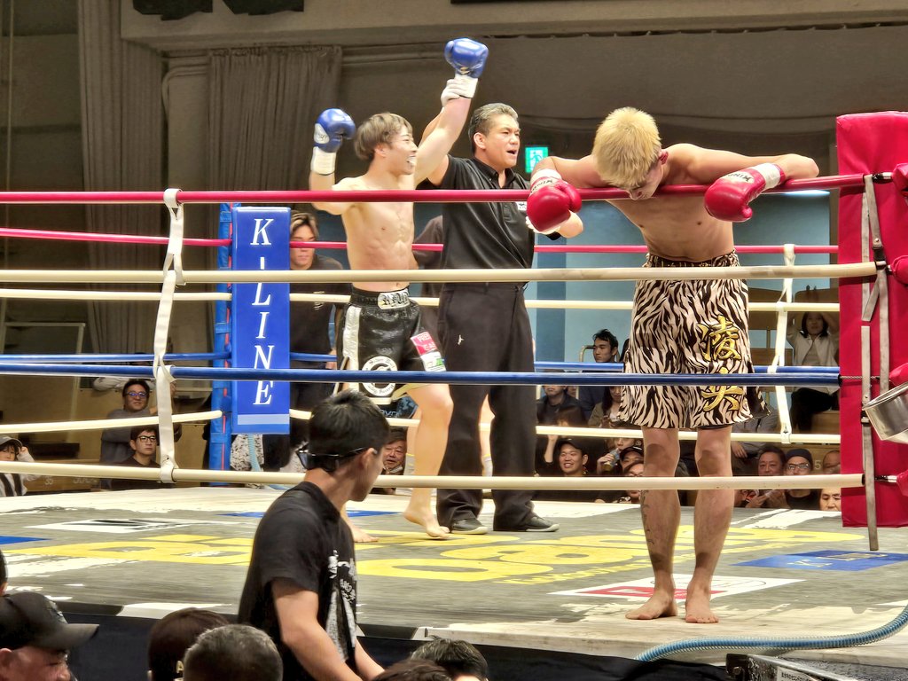 第2試合 60kg契約 3分3R ビッグバンルール〈赤コーナー〉石井 凌
〈青コーナー〉藤平 琉矢
藤平選手初回KO勝ち！速攻パンチラッシュ！スタンディングダウン3！