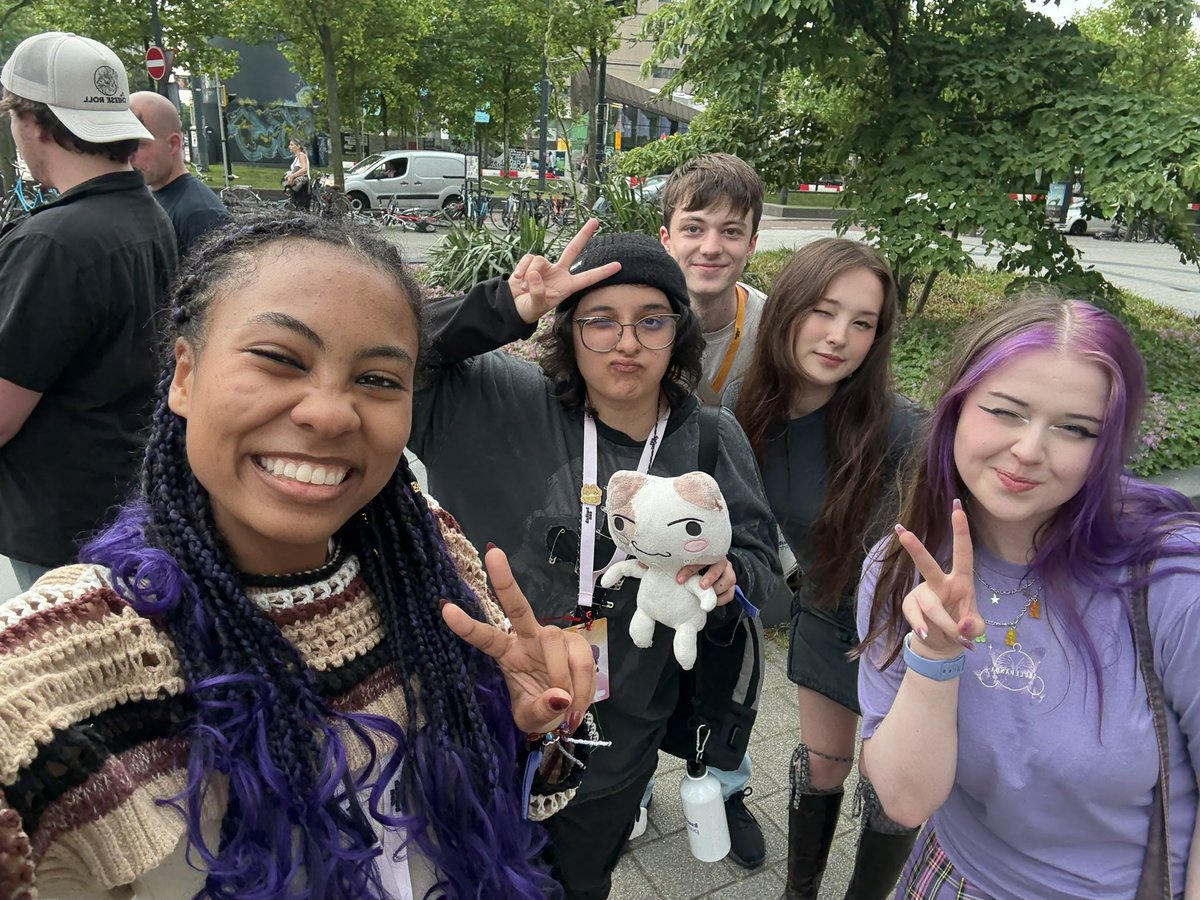 DarkEyebrowss's tweet image. Realm dinner!