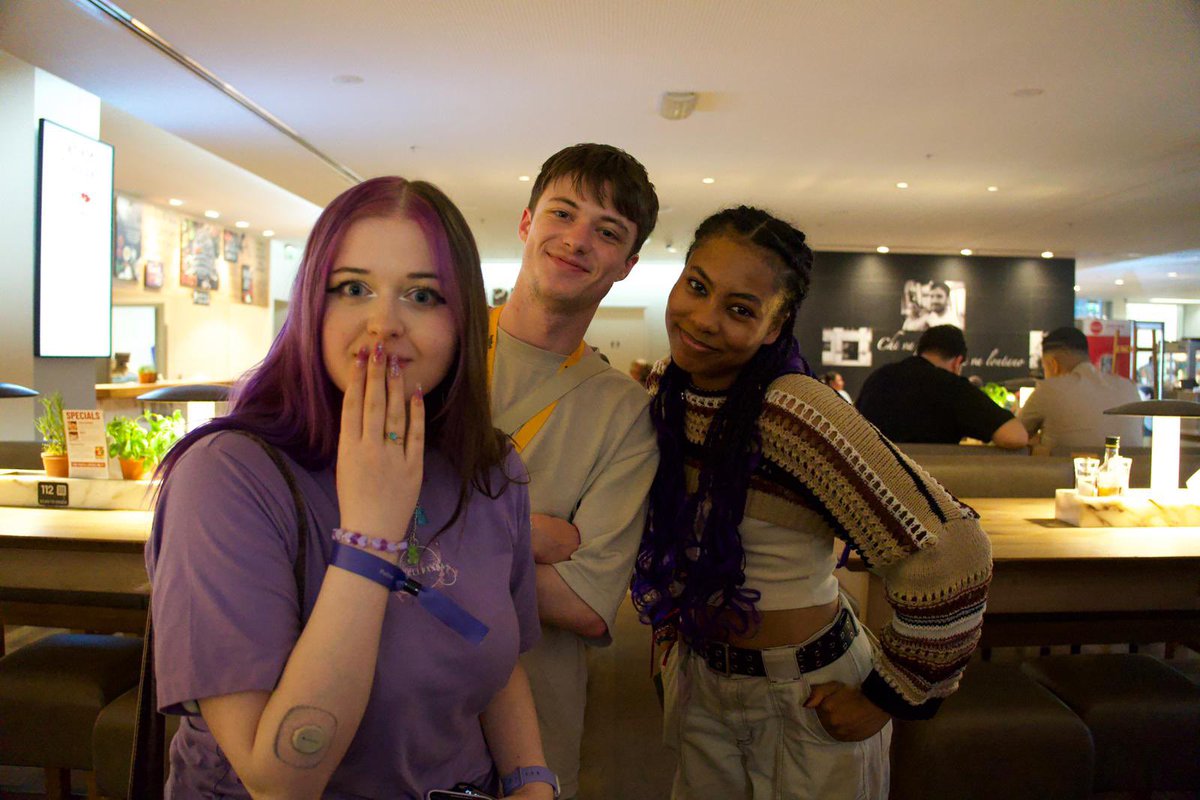 DarkEyebrowss's tweet image. Realm dinner!