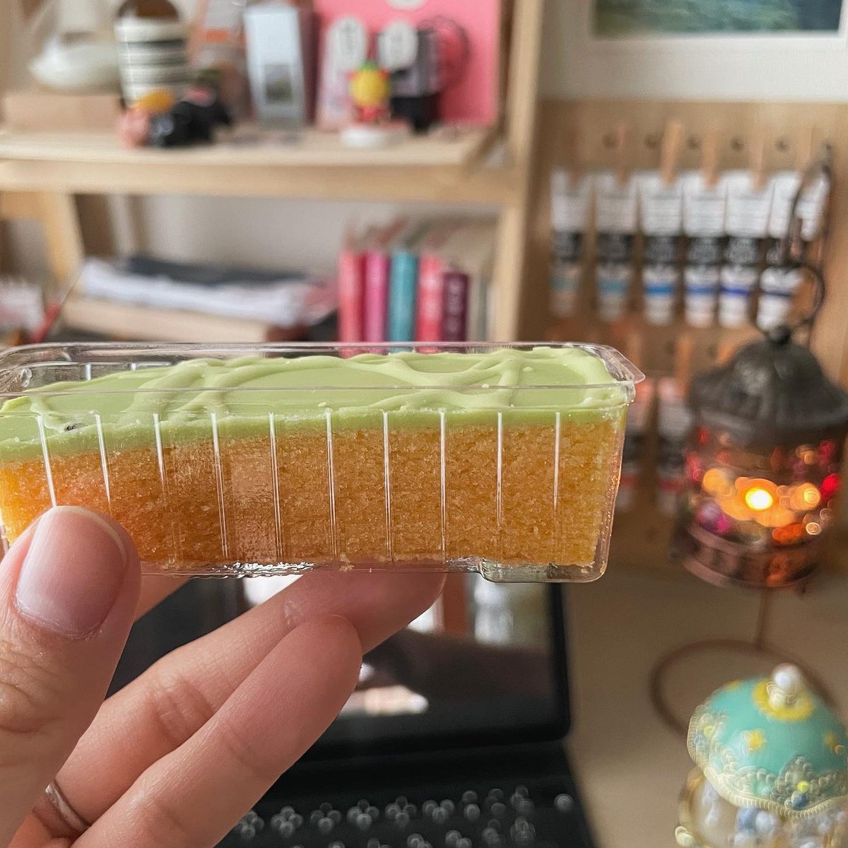 北海道土産に囲まれてスタートする週末の朝🍈☀️