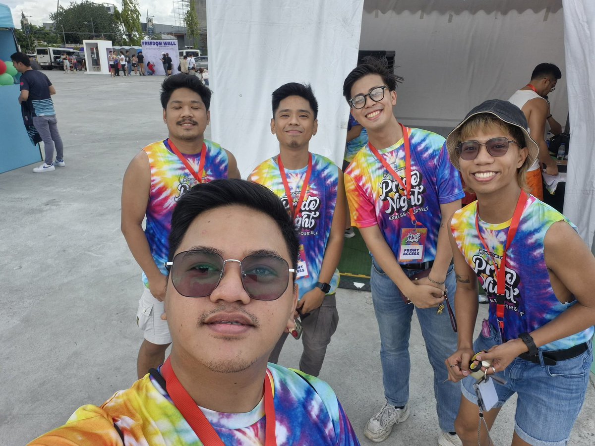 jayputpalatut's tweet photo. Arg! Super na-miss ko mag-live events. 🥹 Happy Pride! ✊🏳️‍🌈 https://t.co/PEe90rQph1