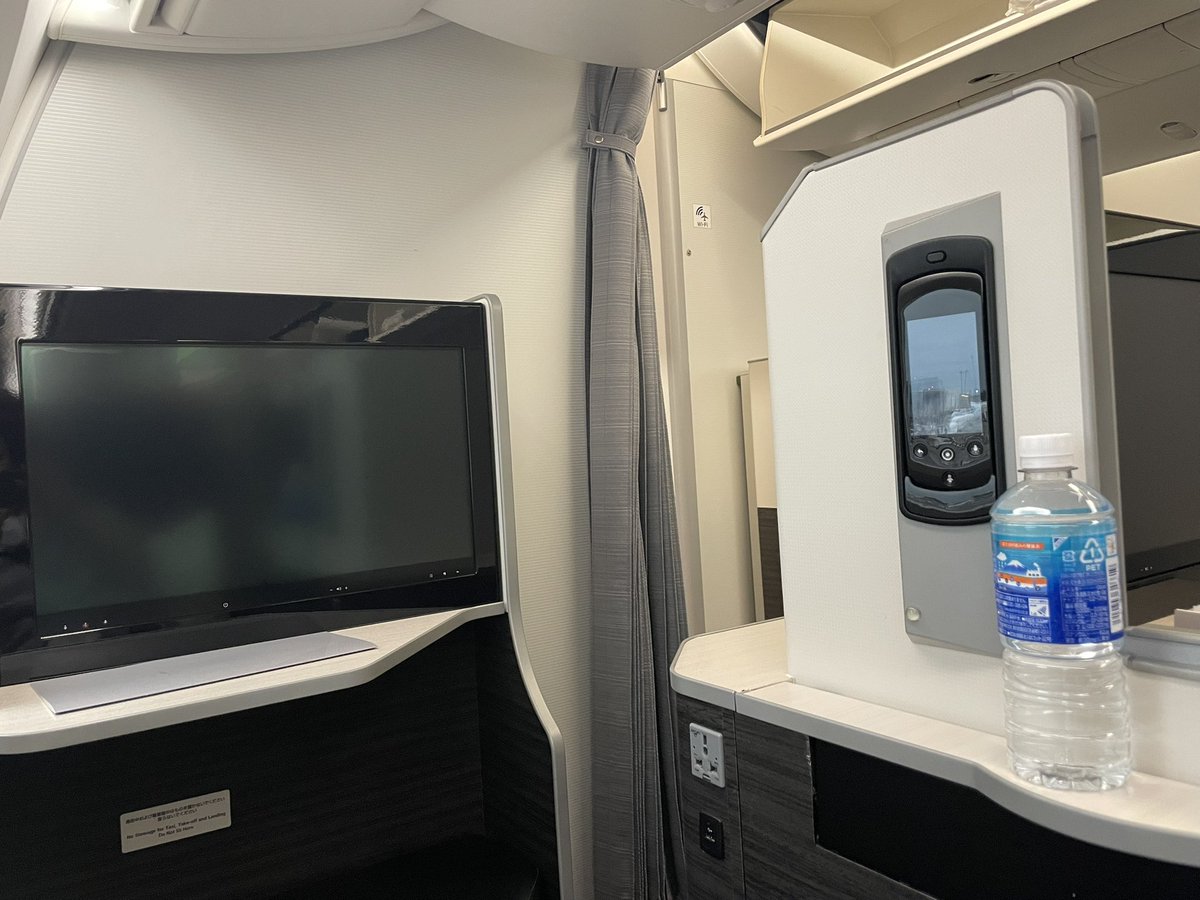 Napinopino2's tweet image. 帰りはプレエコなので、めいいっぱい楽しむ！！

#JAL
#Businessclass
#789