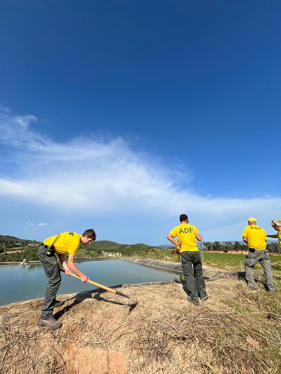 ADF132's tweet photo. Ahir una desena de voluntar@s de l'ADF de Font-rubí, van fer tasques de manteniment dels tres punts d'aigua del nostra municipi. #SOMTERRITORI, #SOMADF. https://t.co/eBIDztyOPQ