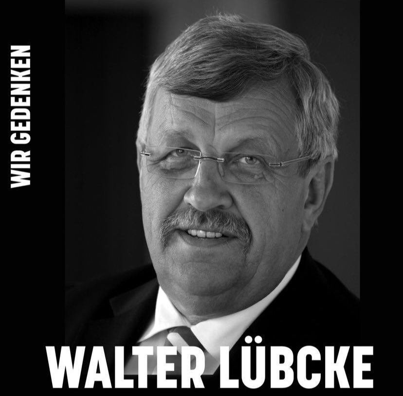 Wir gedenken😔

Der Kasseler CDU Regierungspräsident Walter #Lübcke wurde vor sechs Jahren, in der Nacht vom 1. auf den
2. Juni 2019, von dem Neonazi Stephan Ernst auf seiner Terrasse in Wolfhagen-Istha bei Kassel ermordet.

Nazis töten.
