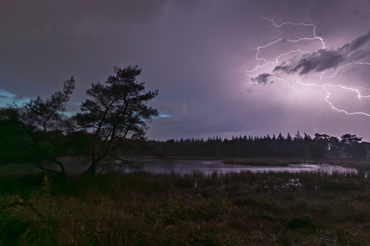 Prachtige bliksemshow gisteravond boven Noord-Limburg met crawlers aan de achterzijde van de bui #onweer #stormchase #fotografie 📷⚡️