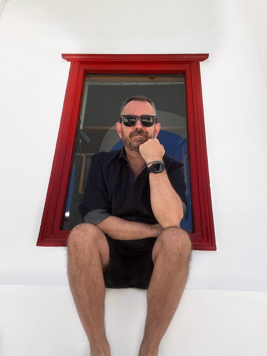 YannisWoof's tweet photo. #mykonos #white #itsamiracle https://t.co/8y83P2fHA5