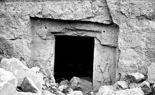 Visit_Henan's tweet photo. In recent days, ancient buddhist #grottoes have emerged in Hebi city, #Henan province as  the water level of Duofeng reservoir dropped, revealing 1,043 buddhist stone carvings dating back to the Eastern Wei Dynasty (534–550 CE). https://t.co/qooYbPCs4h