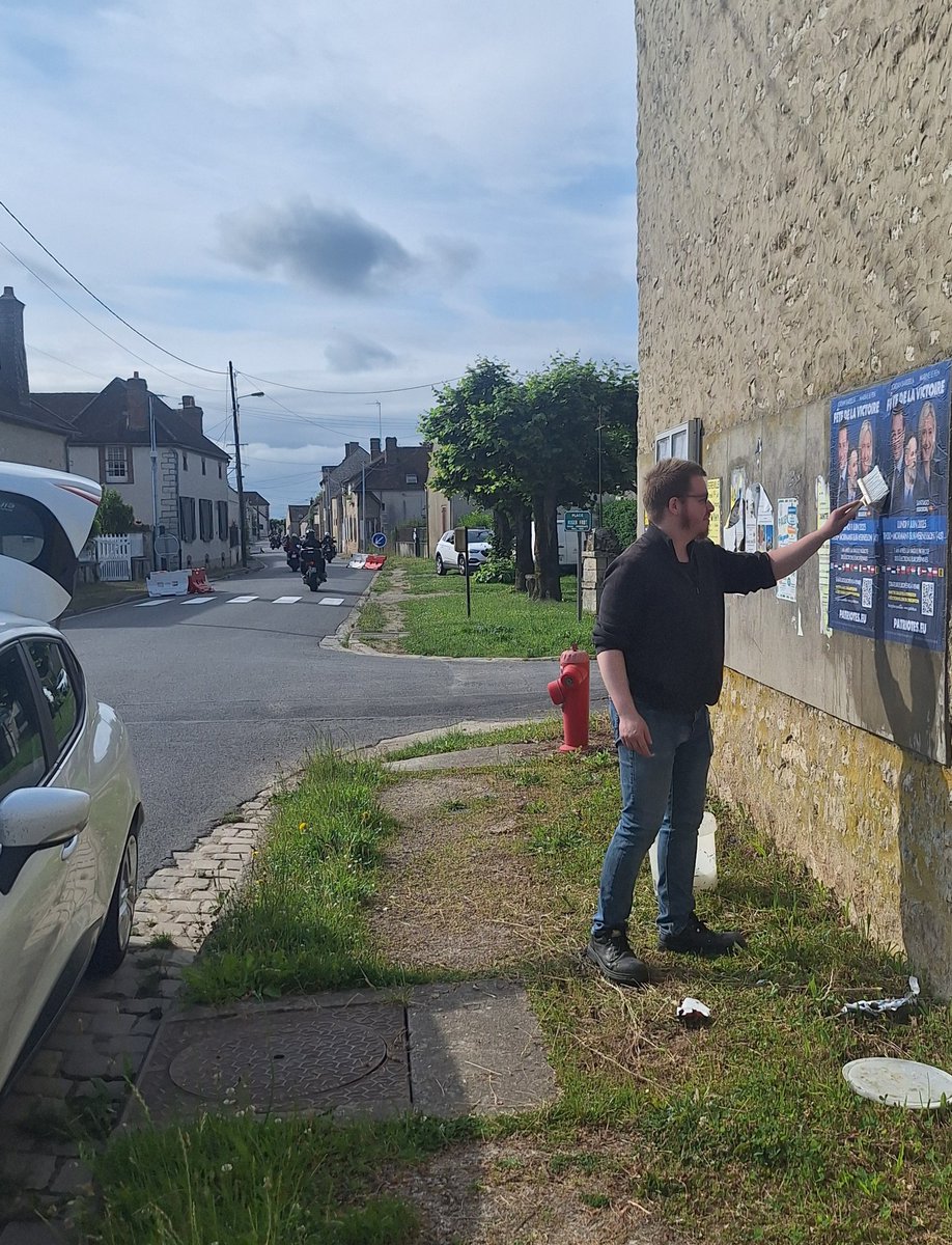 Ivanka_RN77's tweet image. Campagne d&apos;information dans les villes des cantons #Nemours et #Fontainebleau pour la Fête populaire organisée par les @PatriotesEurope dans le #Loiret.
#jusquàlavictoire 
#RN77