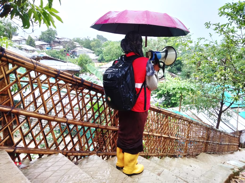 BDRCS1's tweet photo. Relentless 🌧️rain triggers 🚨vulnerabilities in #CoxsBazar camps. @BDRCS is conducting joint assessing damaged⛺️shelters, awareness messages 📢 dissemination & providing bamboo, tarpaulin & rope under #PMO to support affected households.
#WithHumanity #DisasterResponse
@ifrc https://t.co/NZtEtDk8Ht