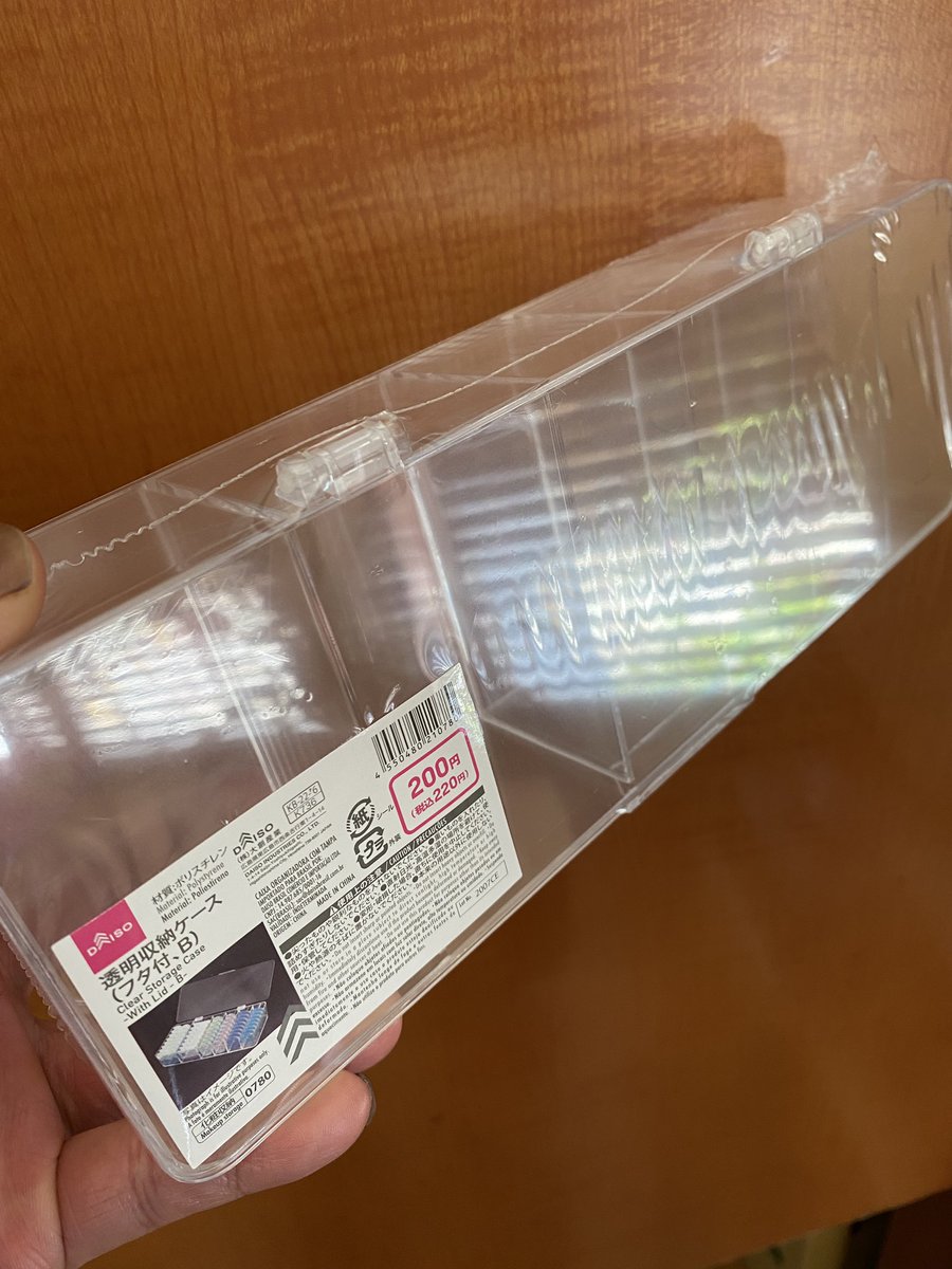 starjunpei's tweet image. JRLのバリカン買ったけど、アタッチメントホルダーなくてダイソーのケース買ったら10個全部キレイにおさまった!
2mm以下で使うことが多くなると思うから、アタッチメントの出番は少ないかもだけど。