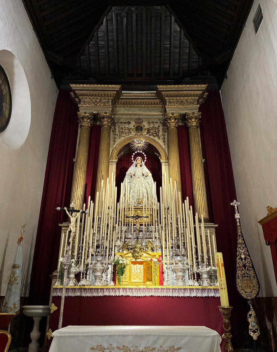 ⚜️ Así se presenta el altar mayor de San Lázaro para los cultos de Pentecostés en honor de Mª Stma. del Rocío Coronada.

#CofradíasMLG
