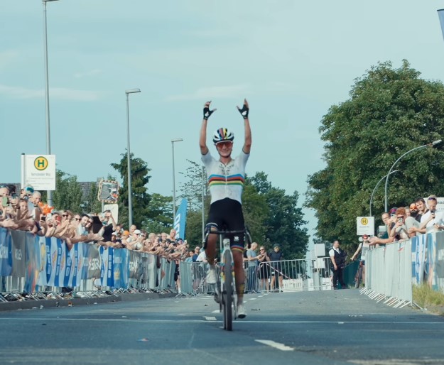 🇳🇱 Marianne Vos showed her rainbow stripes as 🌈 World Champion Gravel on Saturday in UCI Gravel Series 🇩🇪 Aachen, and - of course - she won. Larissa Hartog 2nd. 🇧🇪 Niels Vandeputte won the men's race with Anton Ferdinande in 7th and Mees Hendrikx in 8th.

📷 Instagram: 3rides