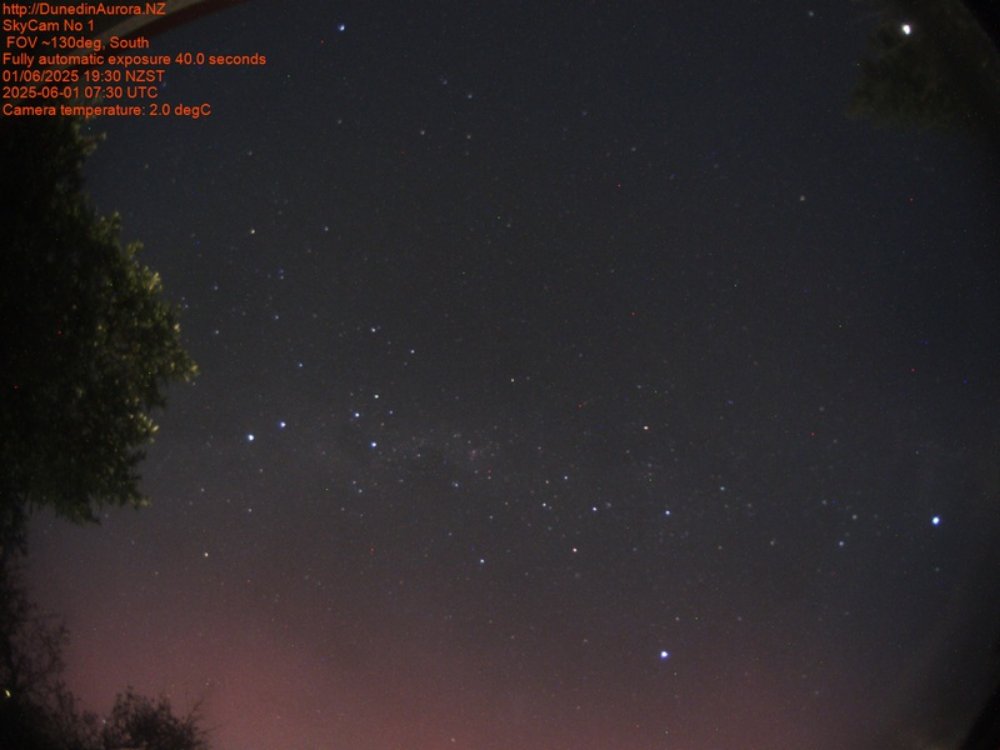 OtaruPhantom's tweet image. 今日、6月1日 #NewZealand 南島 #Dunedin(南緯45度53分)のライブカメラで #低緯度オーロラ 確認。ここは #小樽市 の姉妹都市。画像下側にうっすらとピンク色が… 新SNS #bluesky（bsky.app/profile/shibac…）もよろしく！URL: dunedinaurora.nz #southernlights #aurora #Auroraborealis
