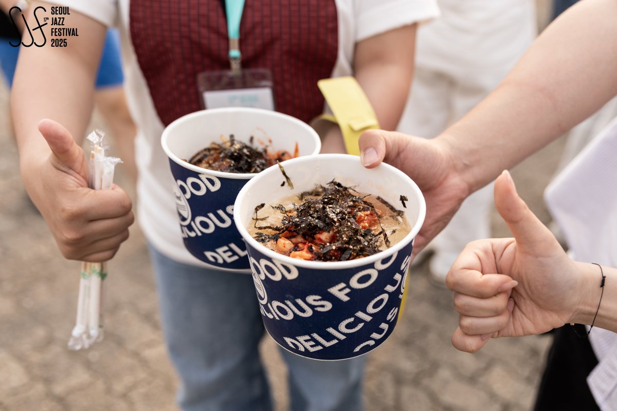 [The 17th Seoul Jazz Festival 2025]

맛있는 냄새에 끌리고, 비트에 끌리고
음악에 몸을 맡기다 보면
어느새 마음이 들썩이는 순간들🙆🏻‍♀🙆🏻‍♂
이게 바로 SJF의 매력✨

🎷 Jazz UP Your Soul
#서울재즈페스티벌 #서울재즈페스티벌2025
#서재페 #서재페2025 #기분이째즈
#SeoulJazzFestival