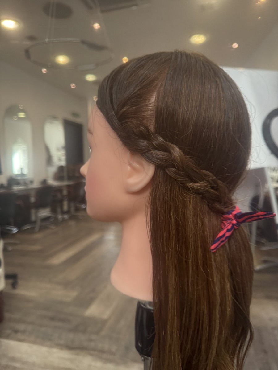 HOShairdressing's tweet image. ✨ Hair appreciation! ✨
Check out this gorgeous half-up, half-down plait by Savannah Seisay, age 6 💖 A care-experienced young star adding colour + creativity with a playful bubble detail 🌈👏
We love your style, Savannah! 💫 #HairLove #CareExperienced #YoungCreatives