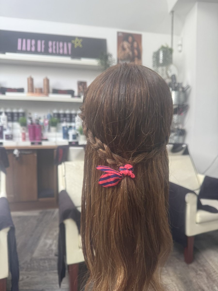 HOShairdressing's tweet image. ✨ Hair appreciation! ✨
Check out this gorgeous half-up, half-down plait by Savannah Seisay, age 6 💖 A care-experienced young star adding colour + creativity with a playful bubble detail 🌈👏
We love your style, Savannah! 💫 #HairLove #CareExperienced #YoungCreatives