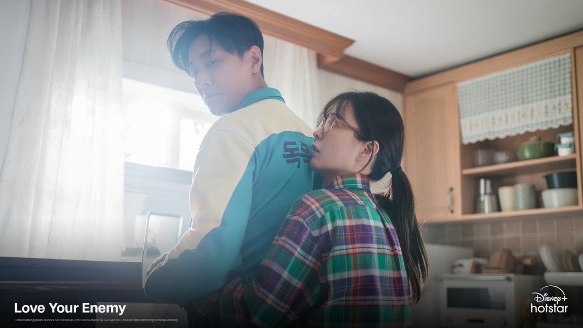 DisneyPlusID's tweet image. Kalau ada lomba love-hate relationship, mereka pasti juara 1~
Streaming aksi lucu mereka di #LoveYourEnemy sekarang, eksklusif di #DisneyPlusHotstarID.