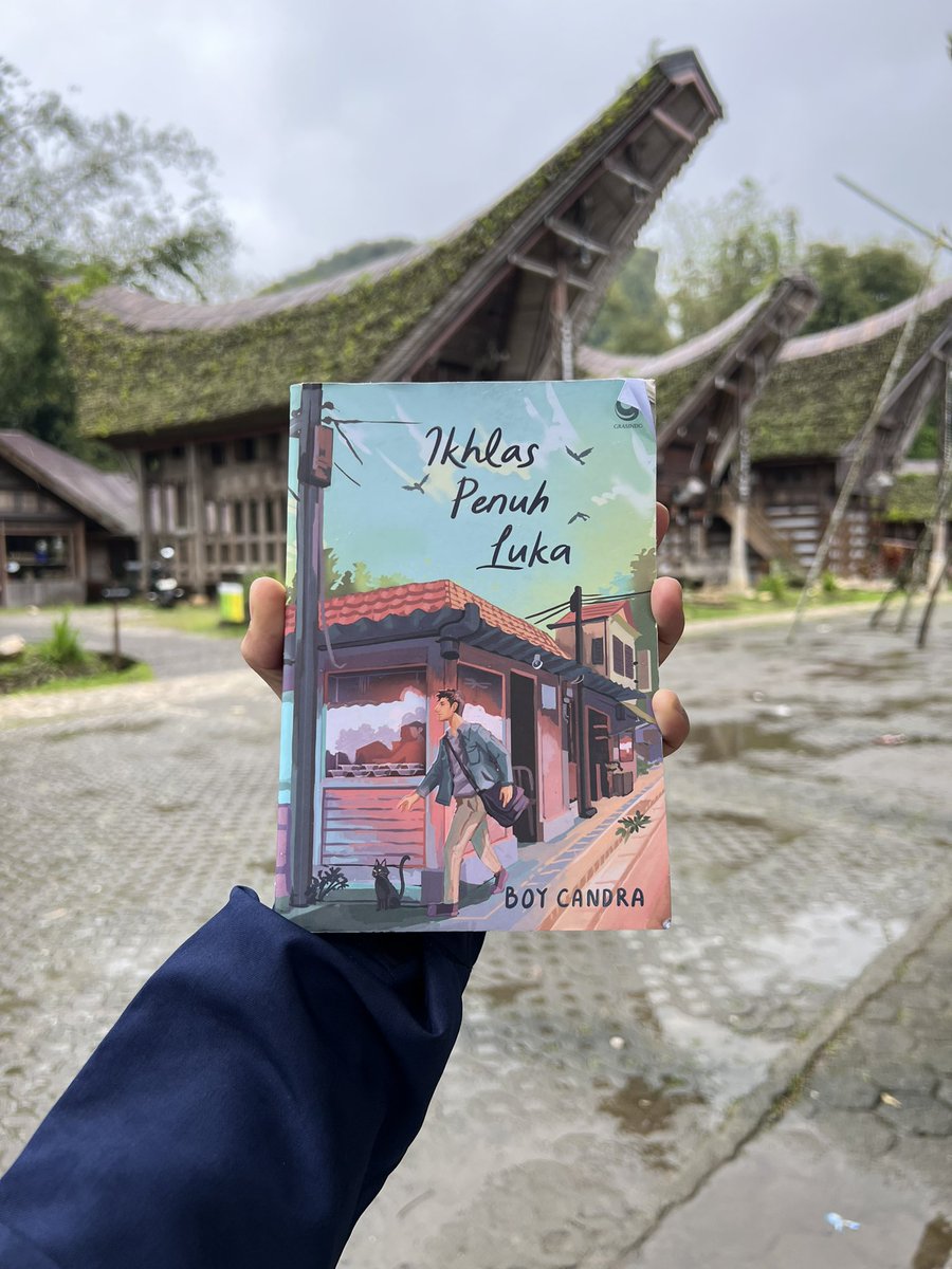 Begitu jauh novel ini dibawa dalam tas saya sampai mengelupas begitu bagian pinggirnya. Persis seperti judulnya ‘Ikhlas Penuh Luka’.