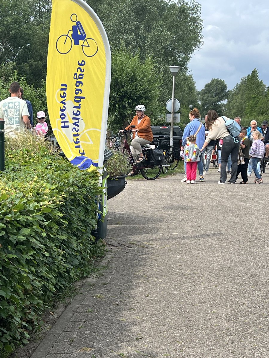 Margretha46's tweet photo. Fiets 3daagse Hoeven
Dag 3
Zondag; heel veel families. Echt een gezinsfietsdag vandaag
#fietsen #fietstochten #Hoeven #noord_brabant https://t.co/yJPzF2L7xg