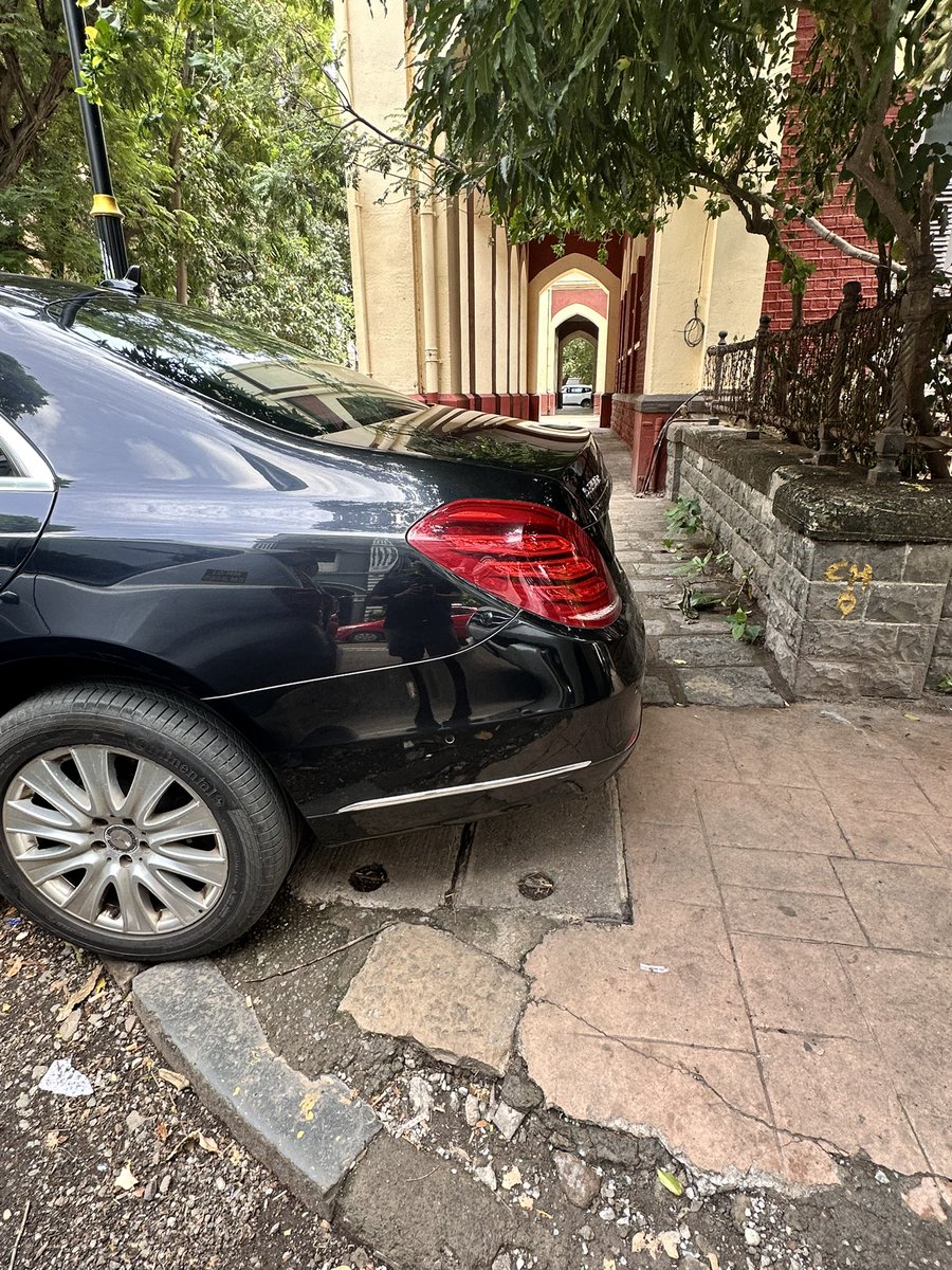 subhashmotwani's tweet image. What action will be taken on this vehicle that has parked on the footpath?Or will @MTPHereToHelp let go as it may belong to VIP? Only a matter of time when a car drives into the foundation of a building - Terror on wheels! #Colaba, corner of J A Allana Mg, BKBB Mg,@CPMumbaiPolice