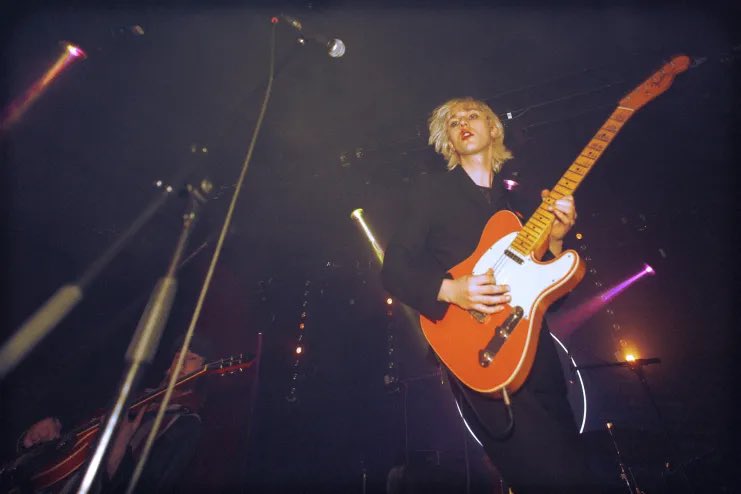 Gingerella? 6 minutes de rock londonien qui viennent de sortir sur l’excellent label Pop Supérette. Le groupe sera en concert à Paris les 6 (showcase aux Balades Sonores) et 7 juin (Les Étoiles). C’est moi ou ça sent de + en + le retour des guitares?

 open.spotify.com/album/0nzK0wao…