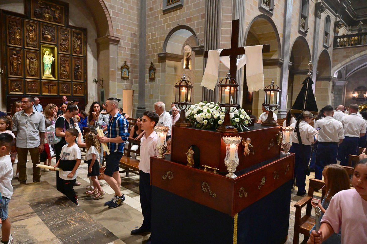 Ayer vivimos una tarde llena de emoción y esperanza con la procesión infantil de la Cruz de Mayo. Nuestros pequeños llevaron con orgullo su cruz, demostrando que el futuro de la Hermandad late con fuerza.

📷 Ramón Costa

#blancoynegro