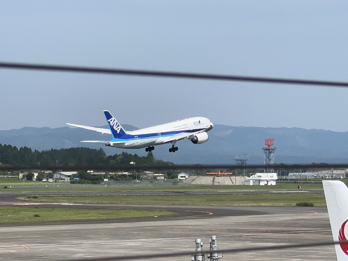 pon_070's tweet image. 空港行ったらB787来てた！
久々見たけどやっぱデカい(&apos;ﾛ&apos; )

エスカレーターでバナナマンの日村さんとスライドΣ(°ω° )！？
声掛けたら挨拶してくれました┏○ﾍﾟｺｯ
霧島に来てるって情報が無ければ絶対気付かなかったわ( ´ㅁ` ;)

ざおう堂の揚げまんじゅうも美味しゅうございました(ᵒ͈̑ڡᵒ͈̑ )