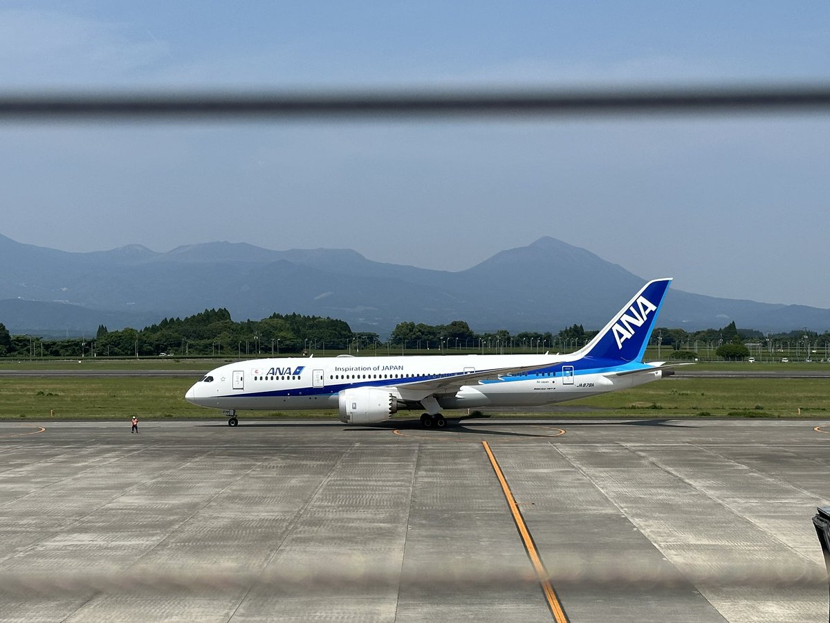 pon_070's tweet image. 空港行ったらB787来てた！
久々見たけどやっぱデカい(&apos;ﾛ&apos; )

エスカレーターでバナナマンの日村さんとスライドΣ(°ω° )！？
声掛けたら挨拶してくれました┏○ﾍﾟｺｯ
霧島に来てるって情報が無ければ絶対気付かなかったわ( ´ㅁ` ;)

ざおう堂の揚げまんじゅうも美味しゅうございました(ᵒ͈̑ڡᵒ͈̑ )