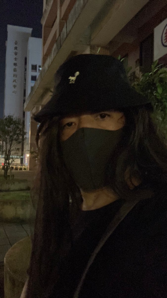 趁著連假，今天決定去士林夜市逛一逛，換上黑色系！結果怎麼在外面照起來像是瘋婆子一樣...哭哭