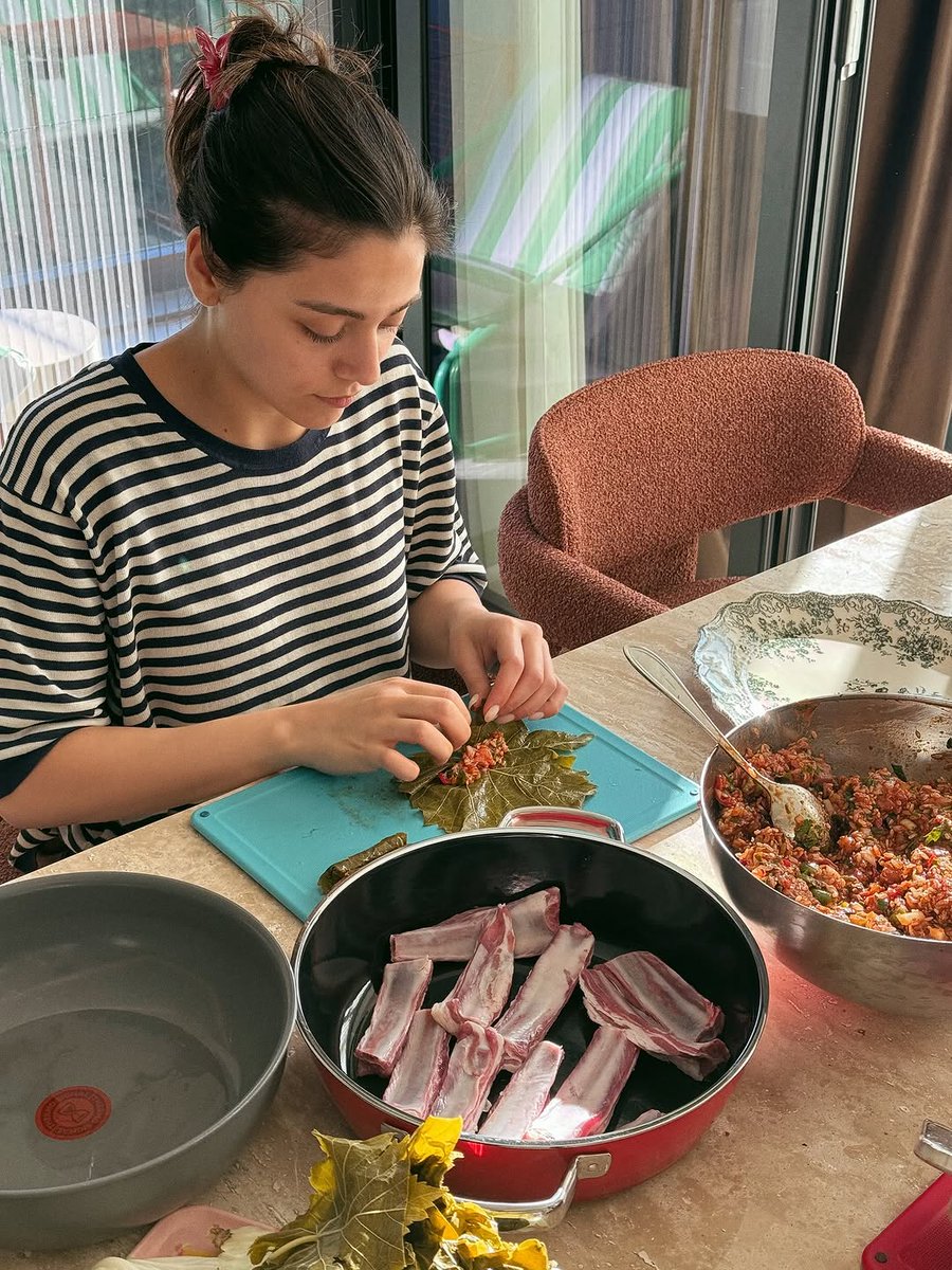 Güzel oyuncu #SılaTürkoğlu 'ndan dolma-sarma paylaşımı 😇✨