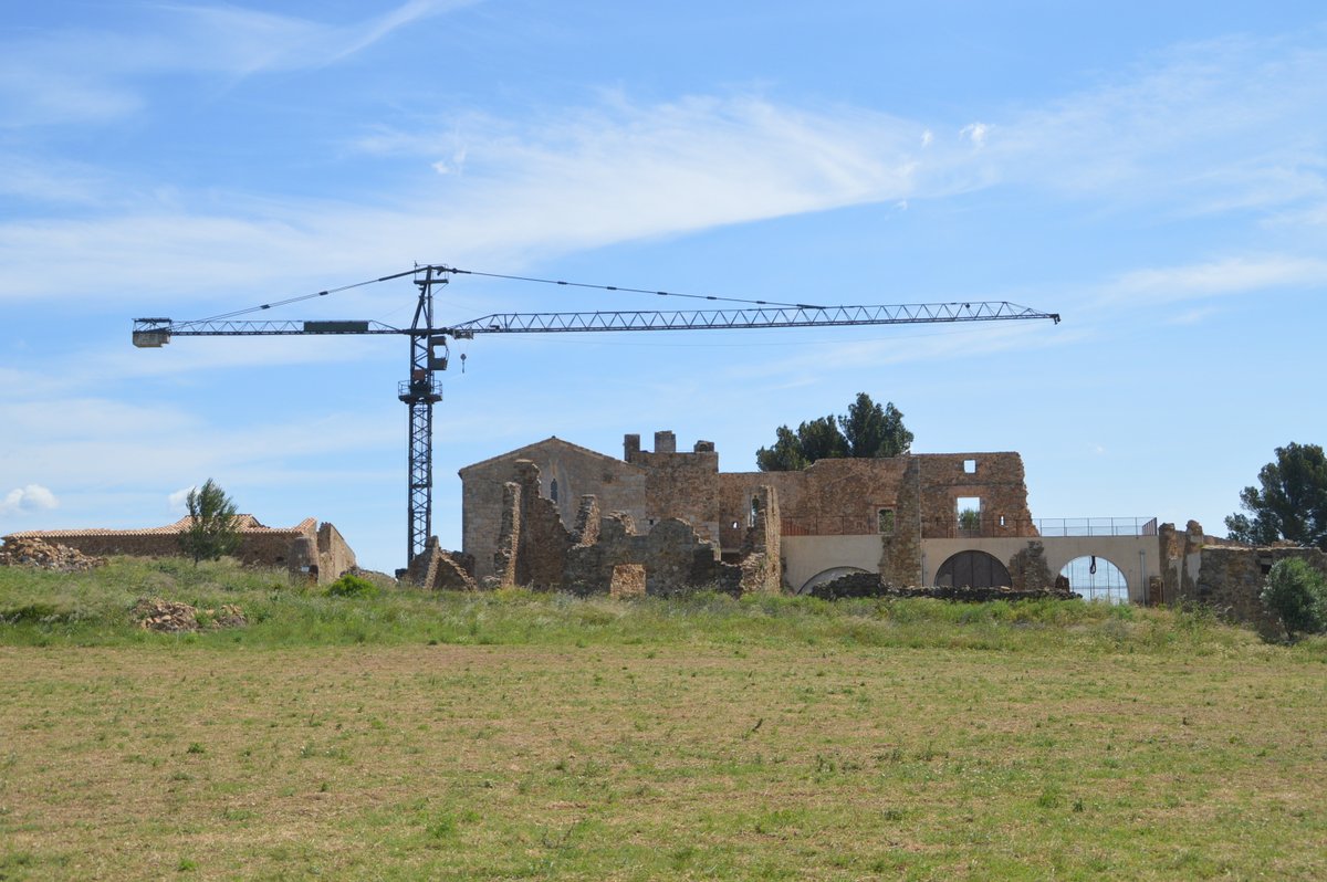 Amb aquesta foto de Santa Maria de Roure (Pont de Molins), de Santi Coll, iniciem el mes de juny. En aquesta canònica agustiniana, amb arrels romàniques, s'hi excava i restaura gràcies a l'Ajuntament de Pont de Molins i l’Àrea de Monuments de la Diputació de Girona.