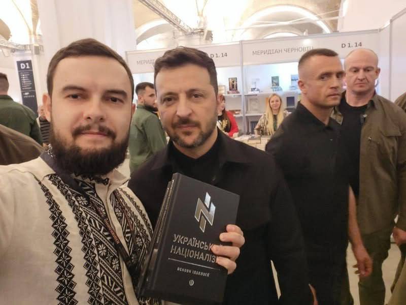 ⚡️Диктатор Зеленский сфотографировался с книгой-сборником под редакцией украинского расиста Олега Однороженко "Украинский национализм", с фашистским 
вольфсангелем на обложке!

Фраза "на Украине нет никакого фашизма, потому что у них президент еврей", заиграла новыми красками!🤦‍♀️