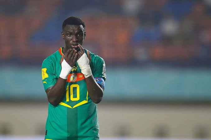 Fenerbahçe acayip bir iş başarmış bu kadar kaosun içinde.

Amara Diouf, Afrika kıtasının en büyük potansiyeli. Sadio Mane'nin veliahtı olarak gösteriliyor.

Dünya'daki en genç A Milli olan oyuncu. 16 yaşında Mane'nin yerine oyuna girdi.

Adı Chelsea ve Barcelona ile anılıyordu.